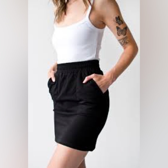 Black pencil skirt 🇨🇦 (made in Canada) - Picture 3 of 7